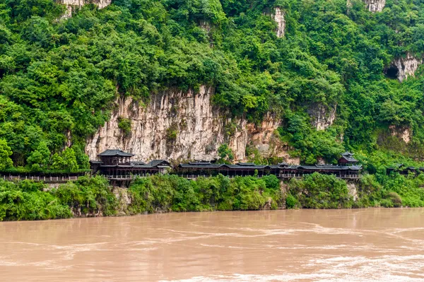 Chinese house on the banks of the Yangtze River — Stock Photo, Image