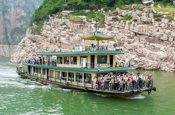 Utflykt fartyget seglar på yangtze-floden — Stockfoto