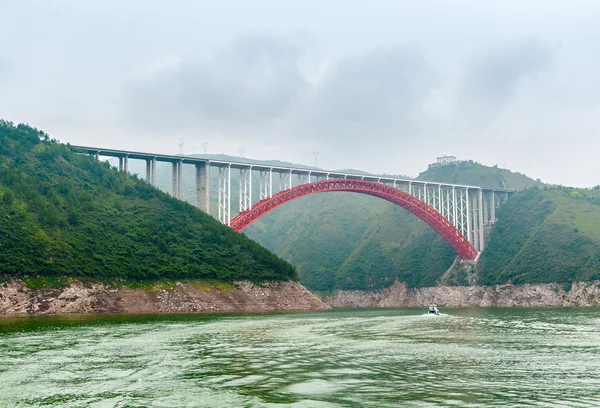 Viaje a lo largo del Yangtze con vistas a la montaña y un puente — Foto de Stock