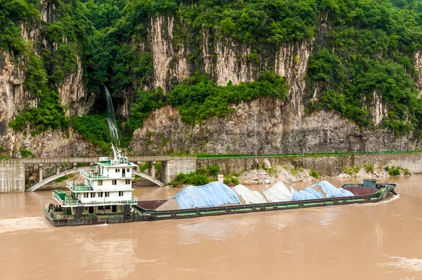 Freight ship floats on the mountain river Yangtze — Stock Photo, Image