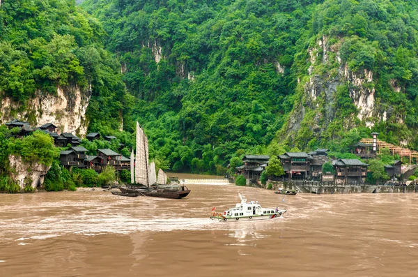 Pueblo chino y un barco en el río Yangtze — Foto de Stock