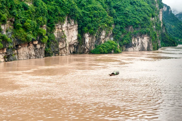Рыбацкая лодка на реке Янцзы — стоковое фото