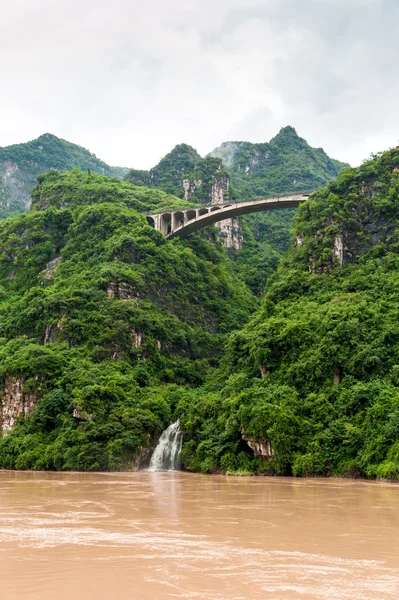 Viaggio sul fiume Yangtze con vista sulle cascate — Foto Stock
