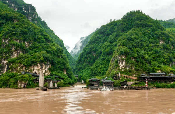 Aldeia chinesa e um barco no rio Yangtze nas montanhas — Fotografia de Stock