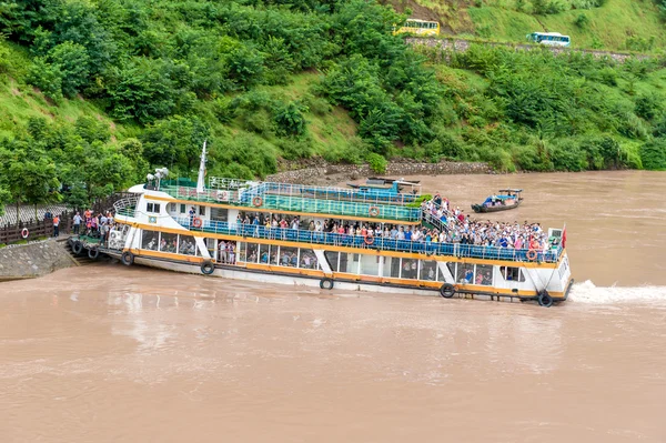 Landning på fartyget för turister vandrande på yangtze-floden — Stockfoto