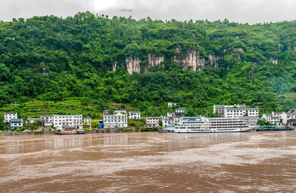 Dağ Manzaralı yangtze Nehri üzerinde tekne ile yolculuk — Stok fotoğraf