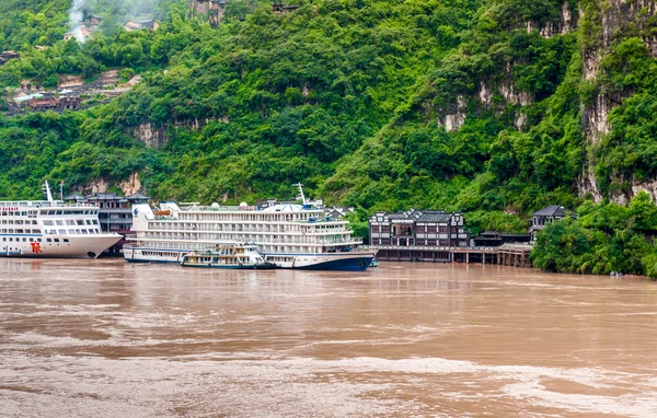 Barcos se detienen en un pueblo de montaña en el río Yangtze —  Fotos de Stock