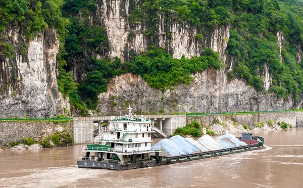 Frakt fartyg flyter på berget floden yangtze — Stockfoto