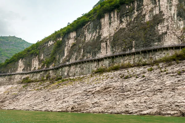 Chinese Bridge along the cliff in China — Stock Photo, Image