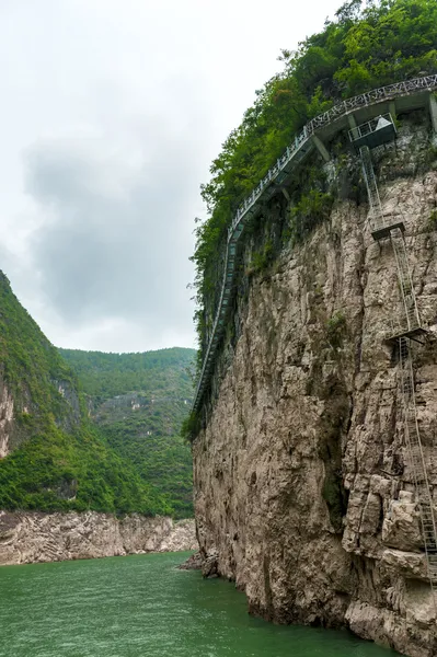 中国の崖に沿って中国橋 — ストック写真