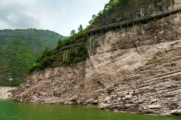 Puente chino a lo largo del acantilado en China — Foto de Stock