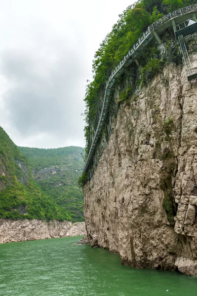 Kinesiska bron längs klippan i Kina — Stockfoto