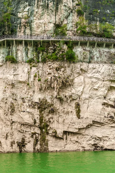 Chinese Bridge along the cliff in China — Stock Photo, Image