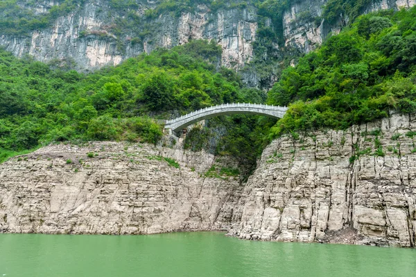 Vista cinese delle montagne e del ponte — Foto Stock