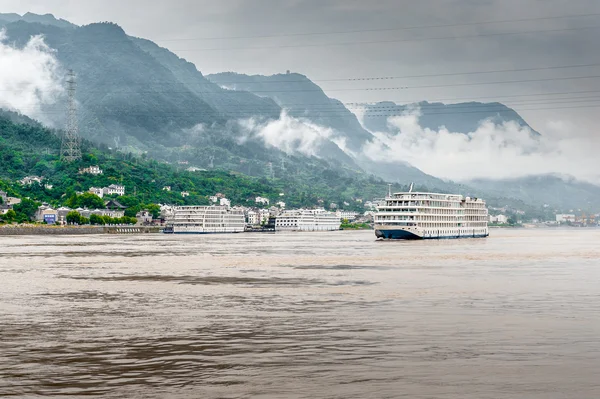 Barco de pasajeros que navega por el río Yangtze — Foto de Stock