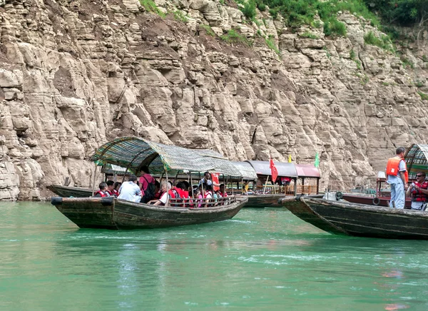 Turisti che viaggiano in canoa sul fiume Yangtze — Foto Stock