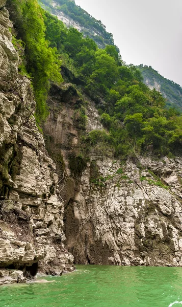 Montañas en el afluente del río Yangtze — Foto de Stock