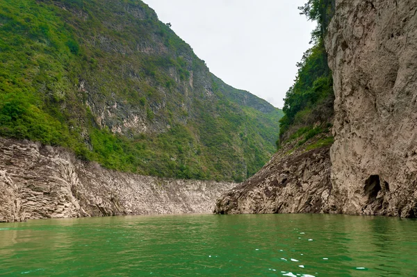 Viaggia lungo lo Yangtze con vista sulle montagne — Foto Stock