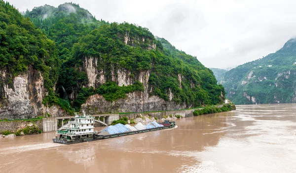 货运船浮于山长江 — 图库照片