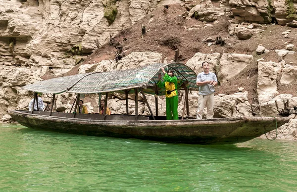 Chinese girls sing in a boat on the Yangtze River — Stock Photo, Image