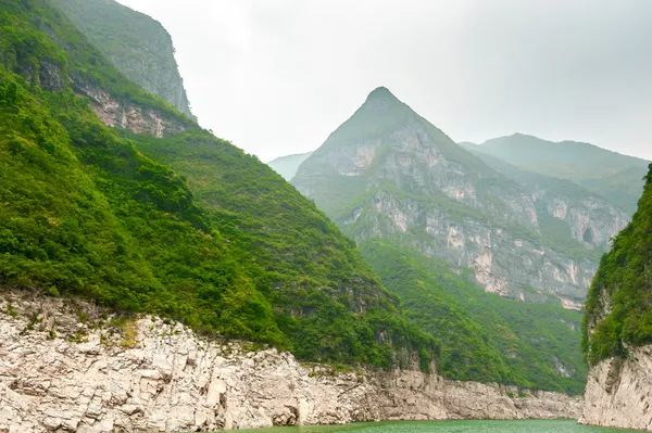 Viaje a lo largo del Yangtze con una vista a la montaña —  Fotos de Stock
