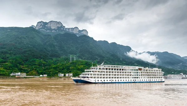 yangtze Nehri üzerinde yolcu gemisi