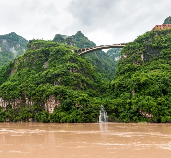 Cestování po řece yangtze s výhledem na vodopád — Stock fotografie