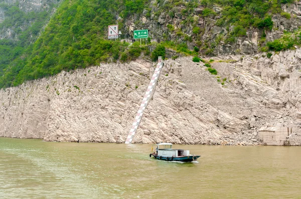 Boat is floats on the mountain river Yangtze — Stock Photo, Image