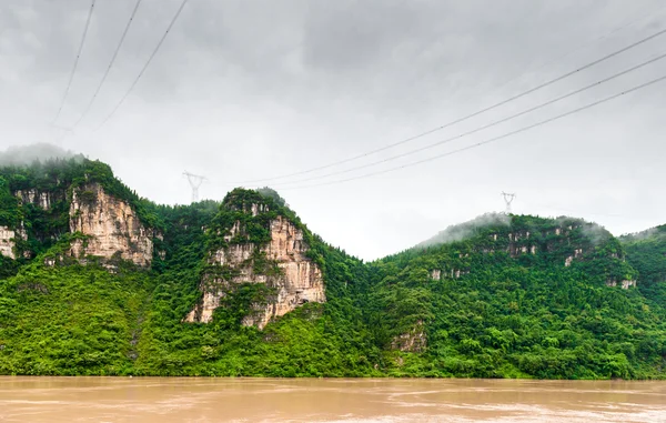 Путешествие на лодке по реке Янцзы — стоковое фото