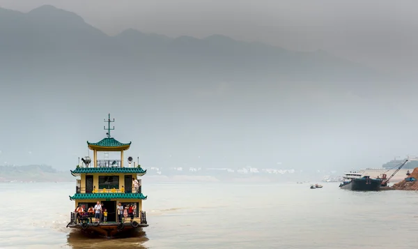 Excursão o navio navega no rio Yangtze — Fotografia de Stock