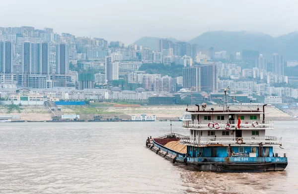 Cargo ship sails on the Yangtze River to the Chinese city Royalty Free Stock Photos