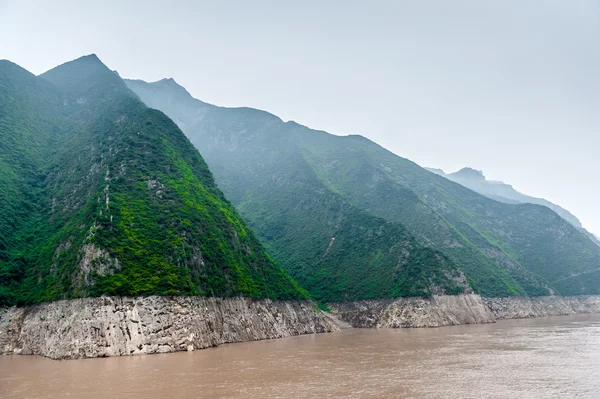 Reis naar de yangtze rivier langs de bergen Stockafbeelding