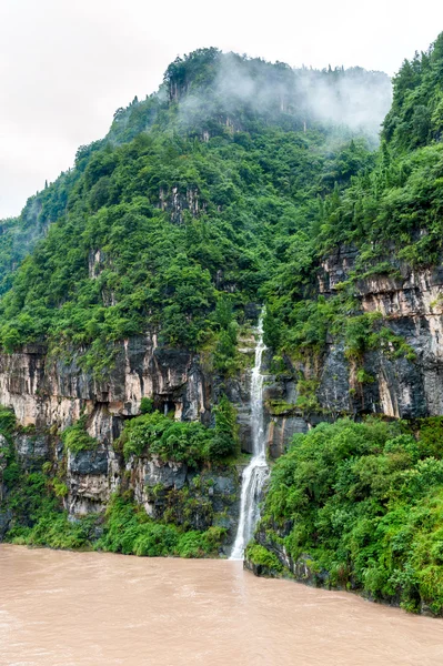 Viagem no rio Yangtze com vista para as cataratas Imagem De Stock