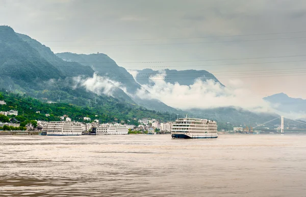 Passagiersschip zeilen op de yangtze-rivier Stockfoto