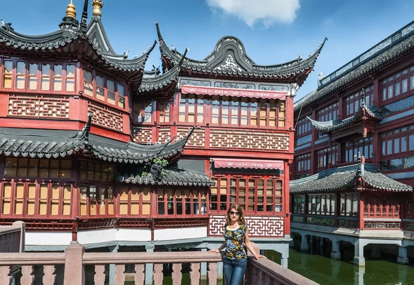 Vacker flicka på en bakgrund av kinesisk arkitektur — Stockfoto