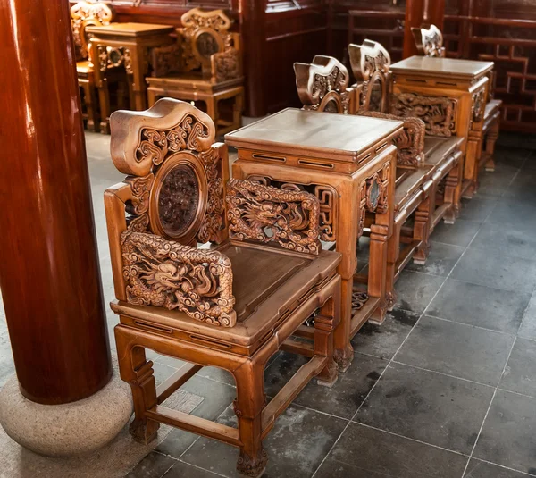 Geschnitzte Holzstühle und Tisch — Stockfoto