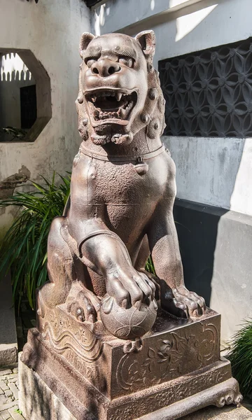 Μεταλλικό άγαλμα λιονταριού — Stockfoto