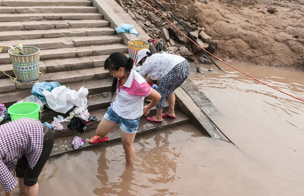 Chinese women washing in the river — Stock Photo, Image