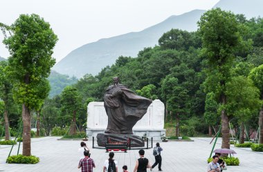 anıtın izliyor turist