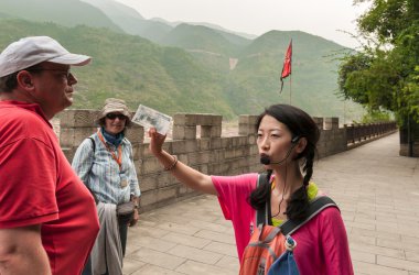 Kılavuzu kız para için söylüyor