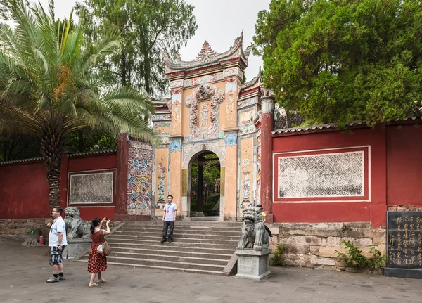 Los turistas toman fotos al monasterio — Foto de Stock