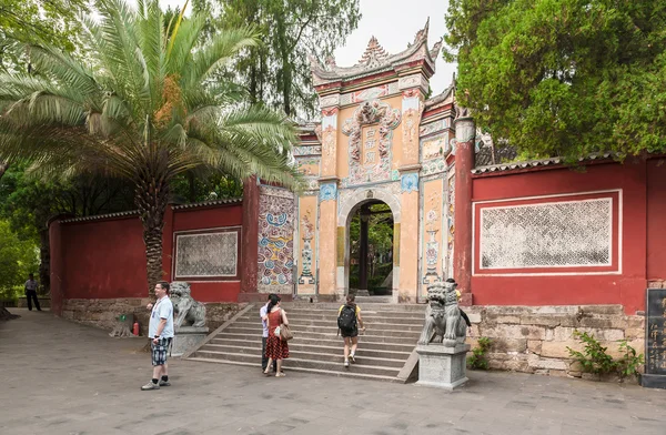 Los turistas toman fotos al monasterio —  Fotos de Stock