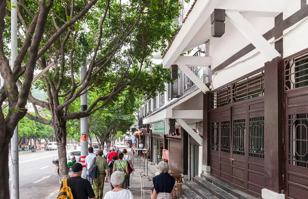 Les touristes marchent le long du trottoir — Photo