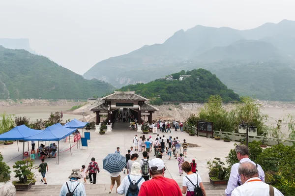 Tourists go over the bridge — Stock Photo, Image