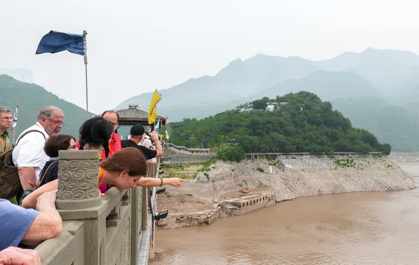 Turister tittar från bron — Stockfoto