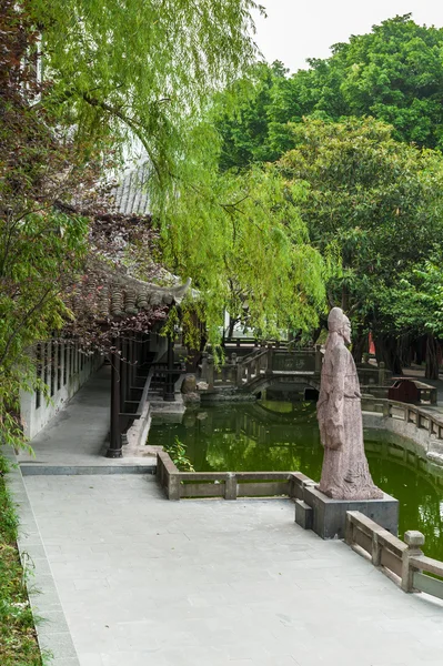 Jardim com lagoa — Fotografia de Stock