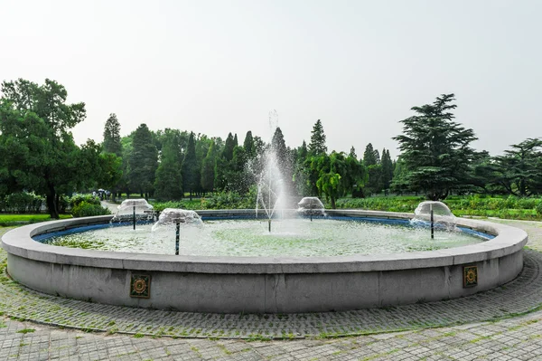 Fontana nel vicolo di cedro — Foto Stock