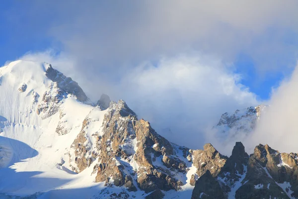 Picchi e nuvole innevate — Foto Stock