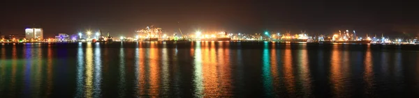 Panoramisch uitzicht van zeehaven in de nacht — Stockfoto