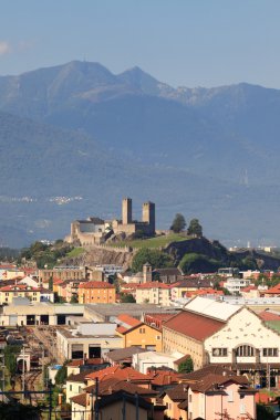 şehir merkezinde bir tepe üzerinde antik kale